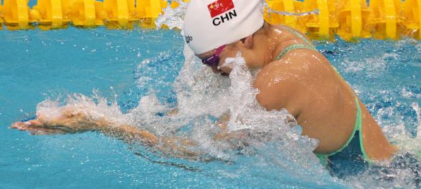 巴拿马选手在游泳比赛中夺得银牌